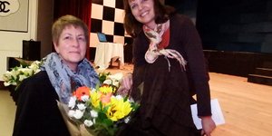 Links ontvang Rietta Engelbrecht (Bestuurder: Maatskaplike Diensprojek) ‘n blyk van waardering van Luzaan Naude (Maatskaplike werker: Hermanus)